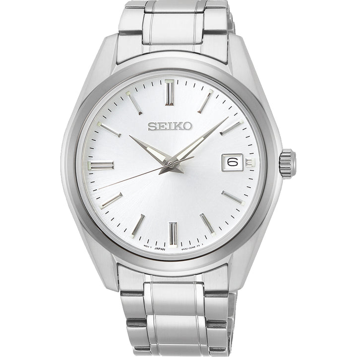 Het Seiko heren horloge SUR307P1 heeft een ronde zilveren wijzerplaat met minimalistische uurmarkeringen, een datumvenster op 3 uur, quartz uurwerk voor precisie en saffierglas voor duurzaamheid. Het heeft een gladde bezel en een metalen schakelband met drie wijzers die de tijd aangeven.