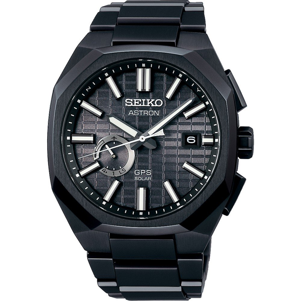 Een close-up van het Seiko Astron heren horloge SSJ015J1 polshorloge toont zijn GPS-zonnetechnologie en zonne-energie. Het heeft een getextureerde zwarte wijzerplaat met zilveren uurmarkeringen, drie wijzers, een datumvenster op 3 uur en wordt gecompleteerd door een strakke titanium horlogeband voor verfijning.