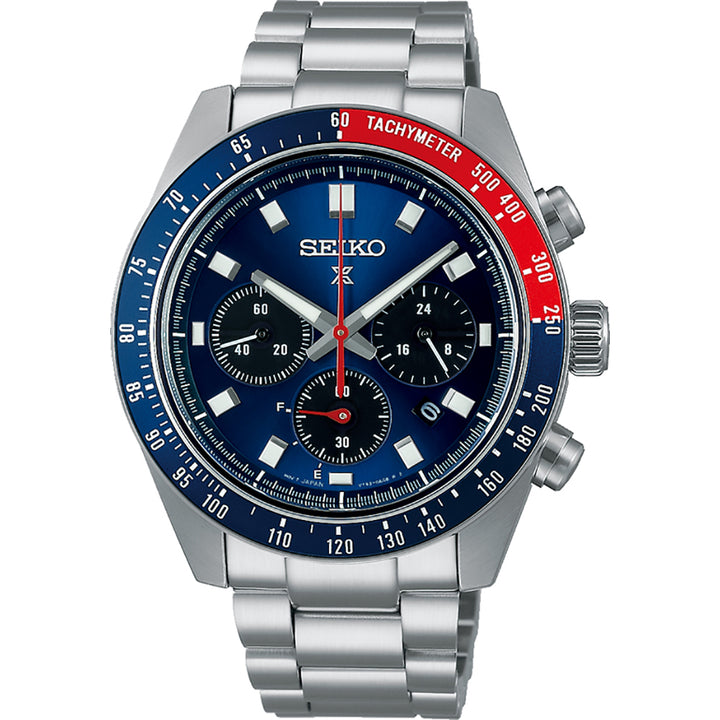 Het Seiko Prospex SSC913P1 horloge heeft een blauwe wijzerplaat met drie zwarte subdials, zilveren uurmarkeringen, een zonne-uurwerk en een tachymeterschaal op de blauwe en rode lunette. De sportieve maar verfijnde look wordt gecompleteerd door een strakke zilveren metalen band.