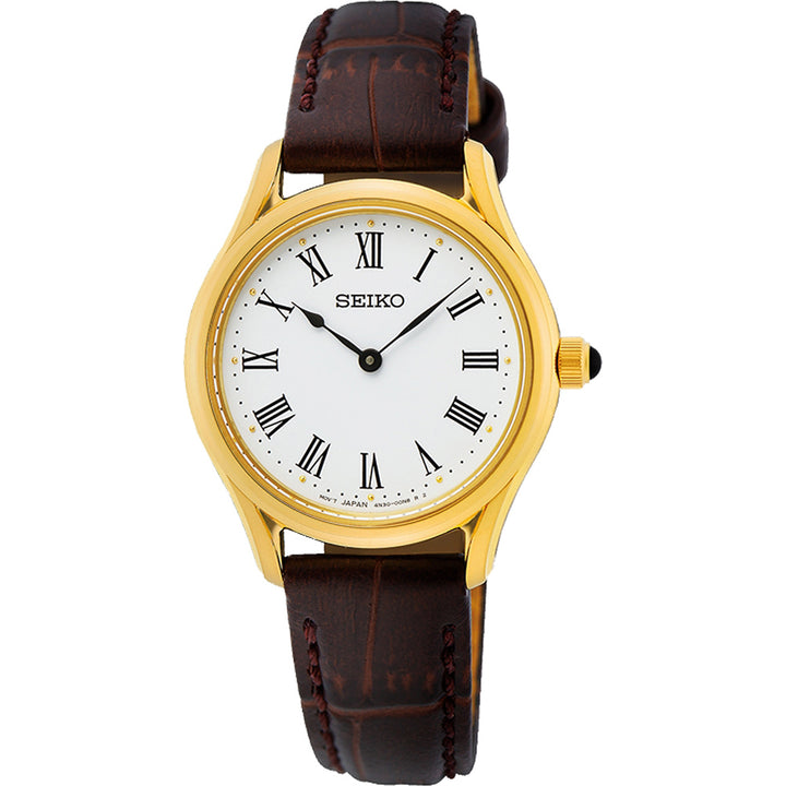 Het Seiko dameshorloge SWR072P1 is een klassiek uurwerk met een goudkleurige kast, witte wijzerplaat met Romeinse cijfers, bruine leren band met stiksels, zwarte kroon aan de rechterkant en zwarte wijzers. Het is elegant ontworpen en wordt aangestuurd door nauwkeurig quartz uurwerk.