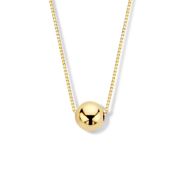 Het collier bol 40 + 1,5 cm van de Van der Kooij Collectie is een damesketting van 14K geelgoud met een gepolijste gouden bol als hanger, gecentreerd op een witte achtergrond.