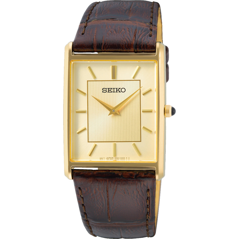 De Seiko herenhorloge SWR064P1 in roestvrij staal heeft een rechthoekige wijzerplaat en een bruine leren band. Gouden uurmarkeringen en wijzers complementeren het Seiko-logo, terwijl het quartz uurwerk voor precisie zorgt. De wijzerplaat toont een gestructureerd verticaal middenpatroon.