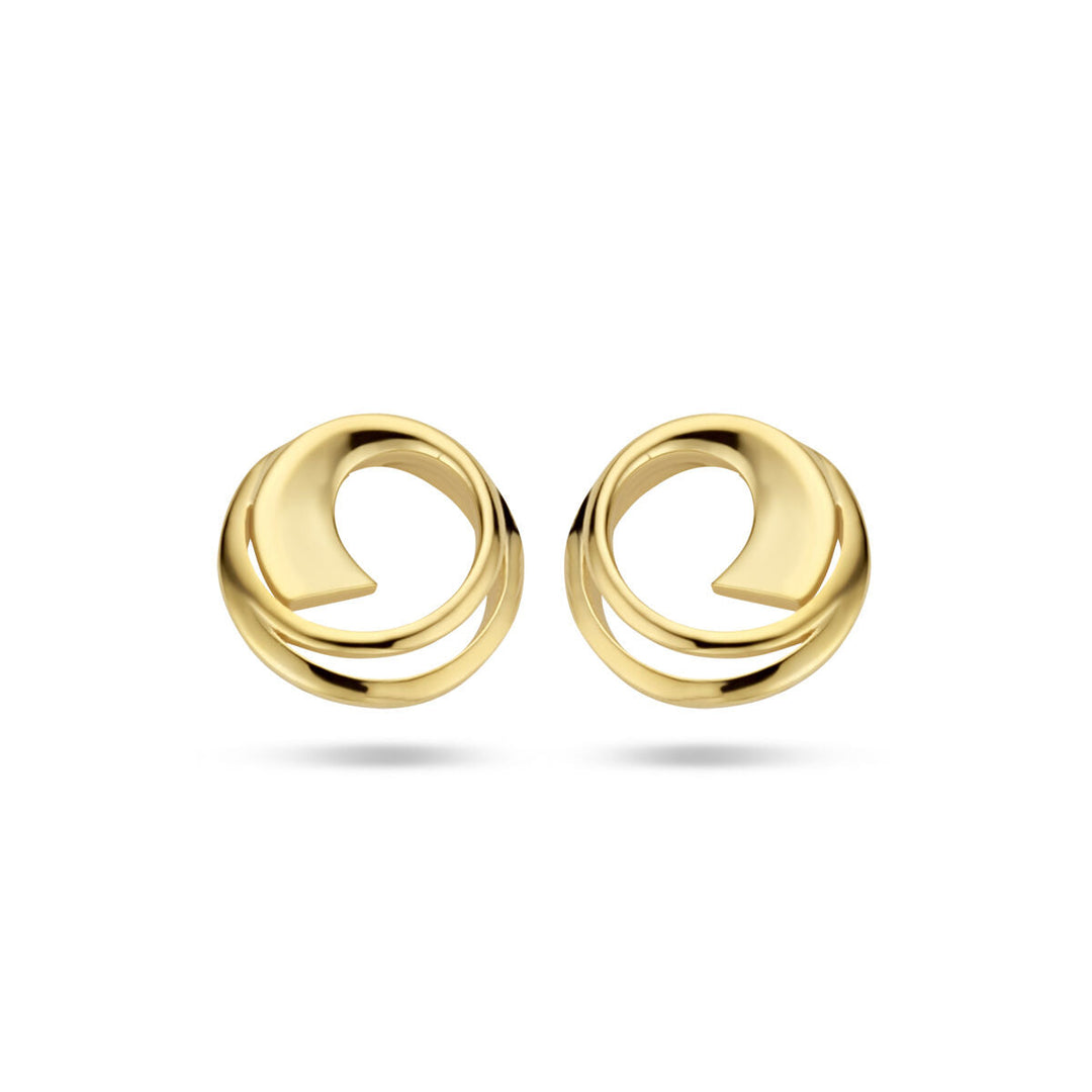 Een paar oorknoppen rondje 14K geelgoud van Van der Kooij Collectie, met een cirkelvormig abstract open swirl design, afgebeeld op een witte achtergrond.