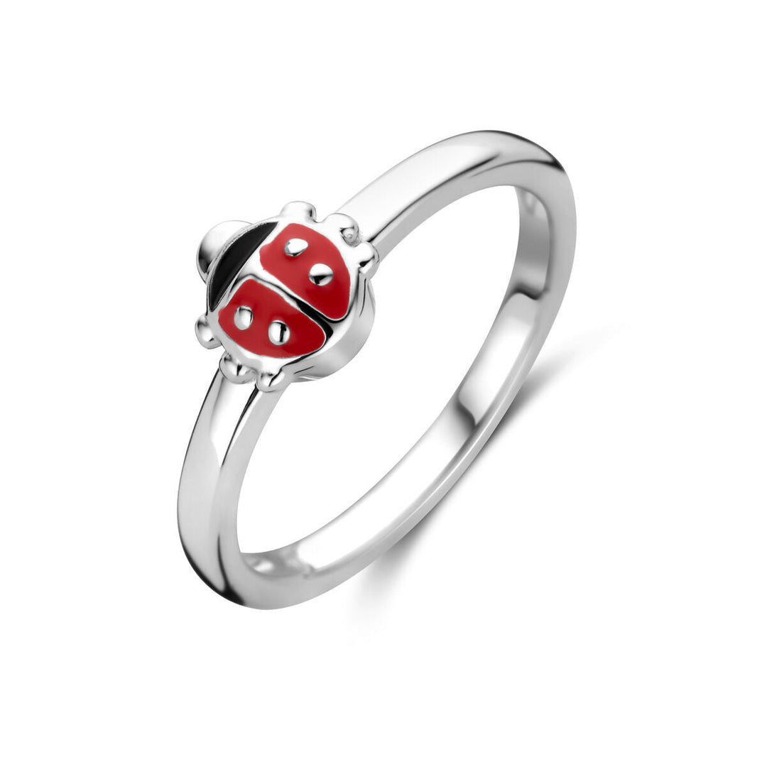 De Van der Kooij Collectie ring lieveheersbeestje zilver gerhodineerd heeft een klein rood en zwart lieveheersbeestje ontwerp op de band, afgebeeld tegen een witte achtergrond.