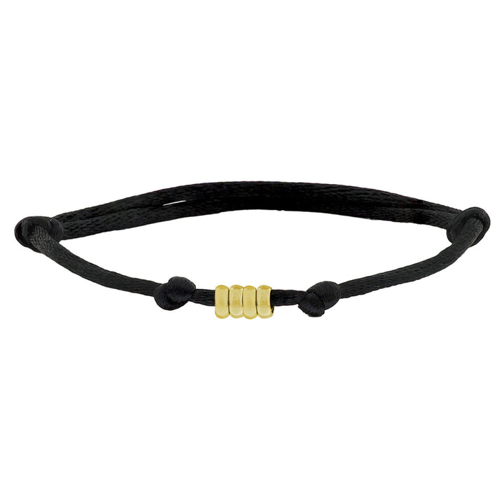 De Van der Kooij Collectie gouden armband heren satijn 14K met rubber/nylon/leer is een zwarte gevlochten armband met vier kleine gouden cilinderkralen in het midden en verstelbare knopen aan beide zijden.