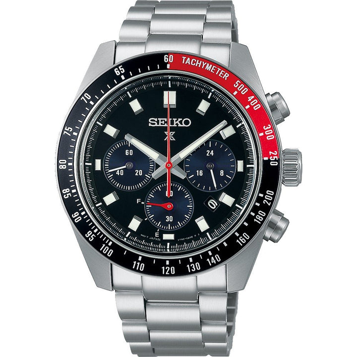 De Seiko Prospex SSC915P1 is een zilveren roestvrijstalen herenhorloge met een zwarte wijzerplaat, zonnetechnologie, drie sub-dials, een rode en zwarte tachymeter bezel en zilveren wijzers met rode accenten. Seiko wordt weergegeven onder de 12-uurspositie.