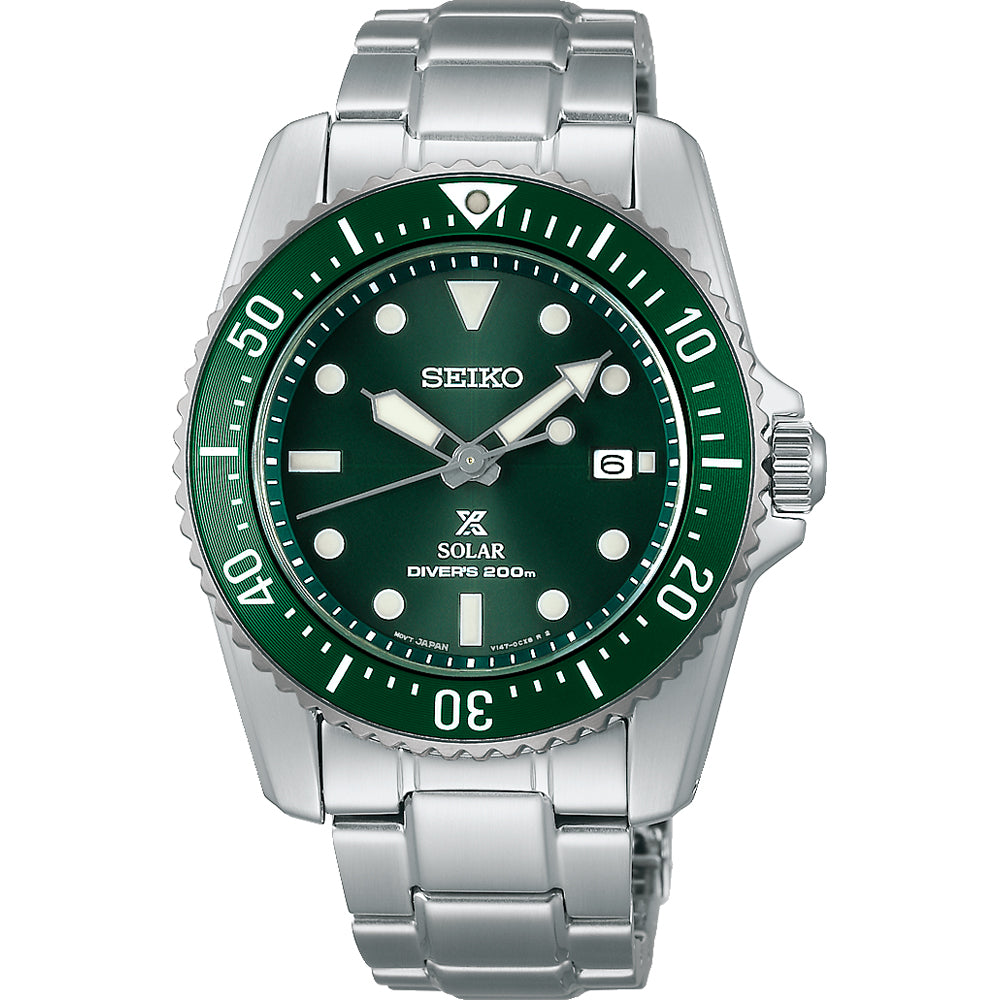 De Seiko Prospex heren horloge SNE583P1 is een zilveren duikhorloge met een groene lunette en wijzerplaat, opvallende witte uurmarkeringen, een datumvenster op 3 uur, een solar uurwerk batterij-indicator en een roestvrijstalen band. Het biedt een waterdichtheid van 20ATM voor onderwateravonturen.