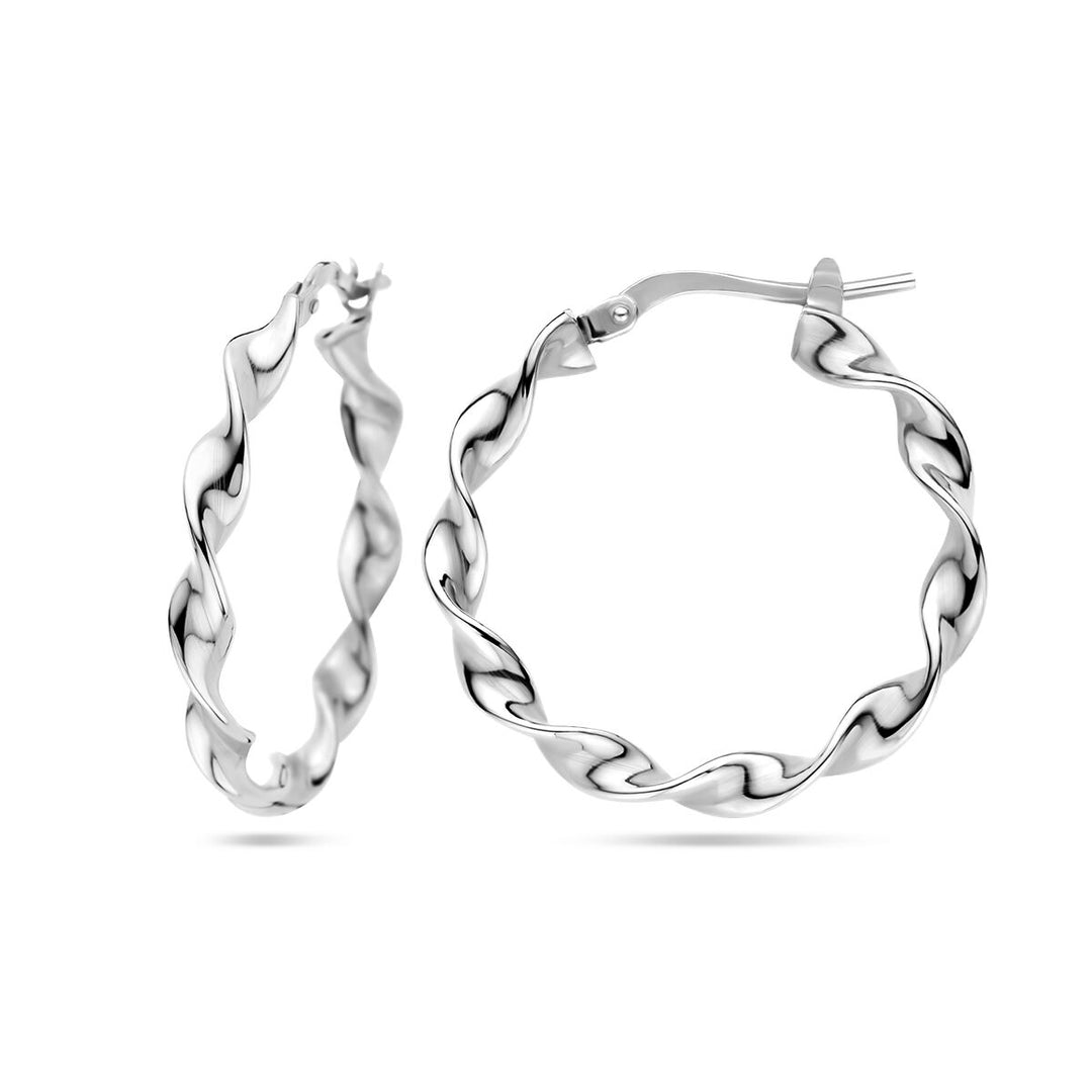 Een paar oorringen gedraaid zilver gerhodineerd door Van der Kooij Collectie, afgebeeld op een witte achtergrond – één rechtopstaand en één plat – met hun scharniersluiting en gepolijst gedraaid ontwerp.