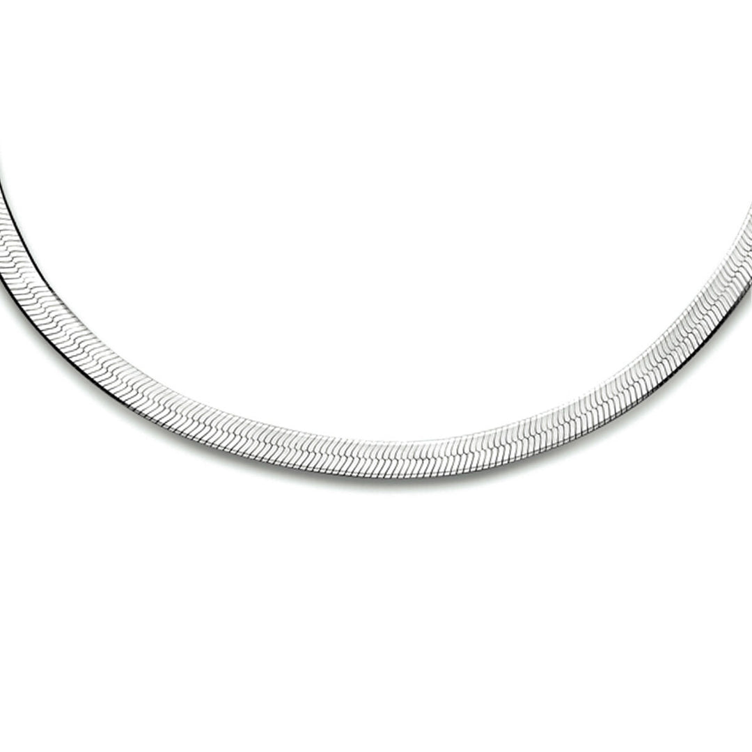 Een close-up van de Van der Kooij Collectie collier slang plat 3,3 mm 40 + 5 cm in gerhodineerd zilver, met een strak, plat ontwerp met een subtiele zigzagstructuur, afgebeeld tegen een effen witte achtergrond.