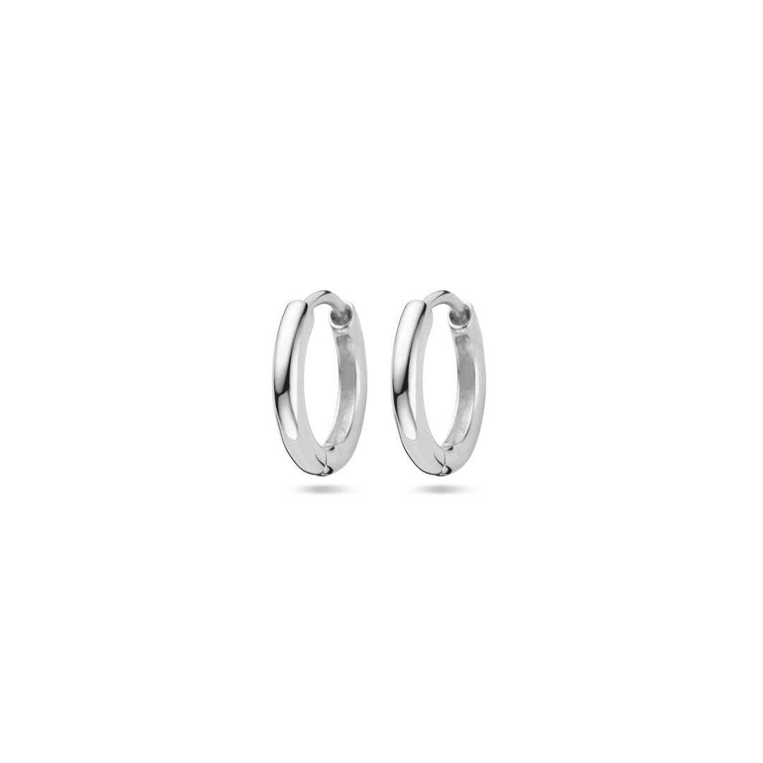 Een paar Van der Kooij Collectie oorringen 2,0 mm voor oorringhangers zilver gerhodineerd voor dames weergegeven op een effen witte achtergrond.