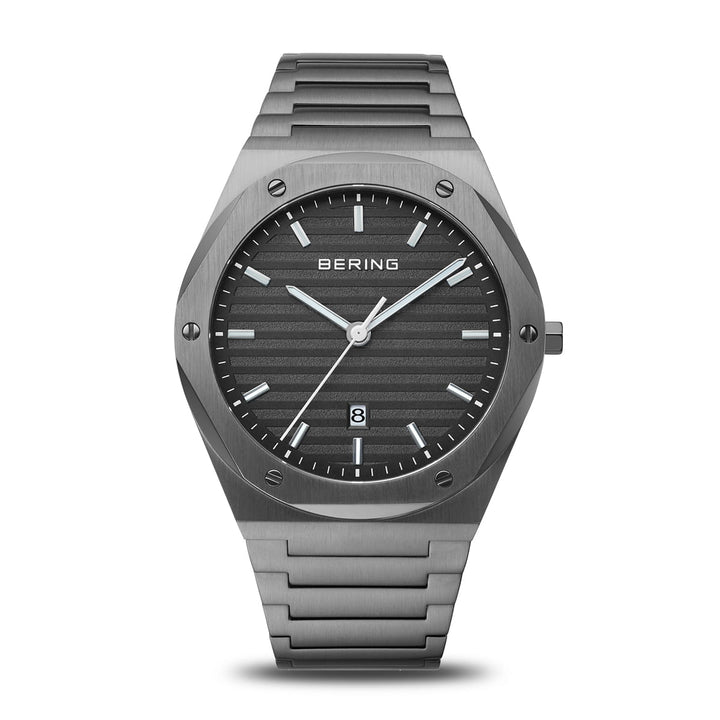 Het Bering herenhorloge 19742-777 heeft een roestvrijstalen kast, een strakke metalen schakelarmband, een getextureerde zwarte wijzerplaat met zilveren markeringen en wijzers, saffierglasbescherming en een datumweergave op 6 uur.