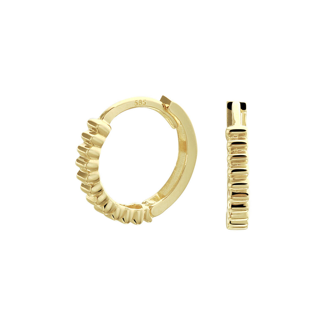 Klapoorringen 14K geelgoud van Van der Kooij Collectie met een getextureerd, geribbeld design. Eén oorring wordt van opzij en één van voren getoond om het unieke patroon en de vorm van deze dames sieraden te opvallend.