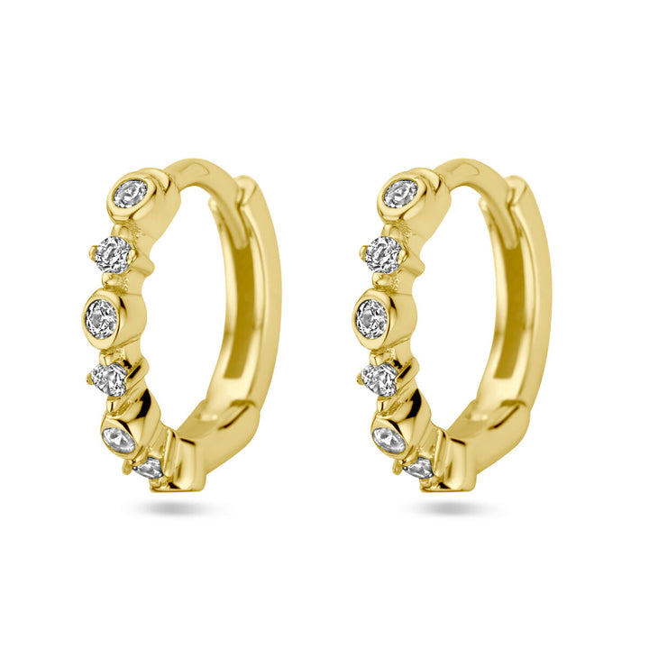 Een paar Van der Kooij Collectie klapoorringen zirkonia 1 micron zilver verguld (geel): vergulde hoepels met vijf ronde witte zirkonia edelstenen aan de voorkant, een gepolijste afwerking en een veilige scharniersluiting - perfect om dagelijks elegant te dragen.