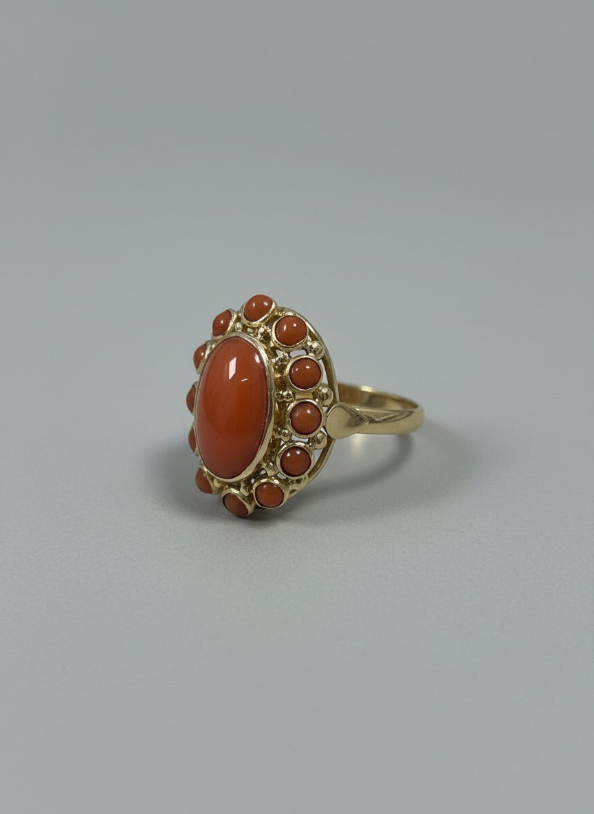 Vintage Ring aus 14k Gold mit ovalem Blutkoralle und kleinen roten Steinen