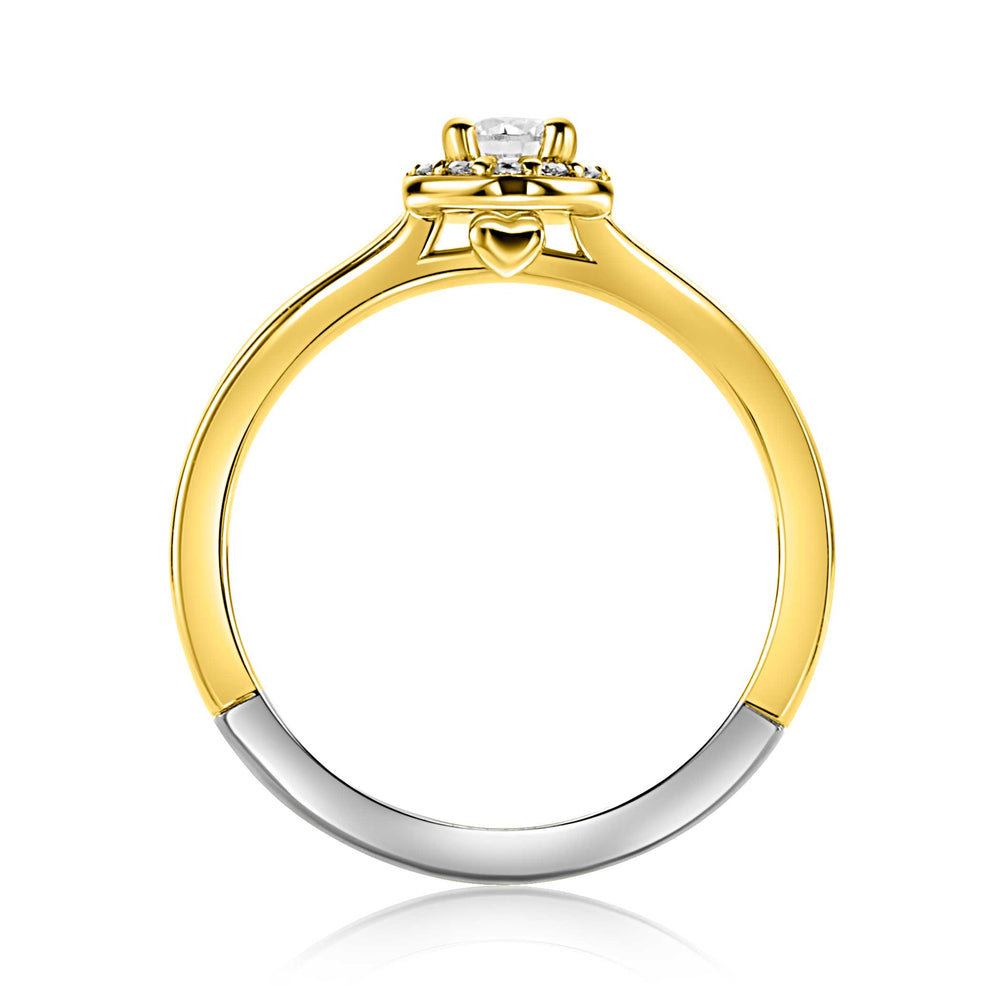De Zinzi Ring Gold Plated ZIR2697Y van Zinzi heeft een ronde centrale diamant, een gouden band die aan de basis overgaat in zilver, plus een hartdetail en sprankelende witte zirkonia's onder de zetting, bekeken vanaf de zijkant.