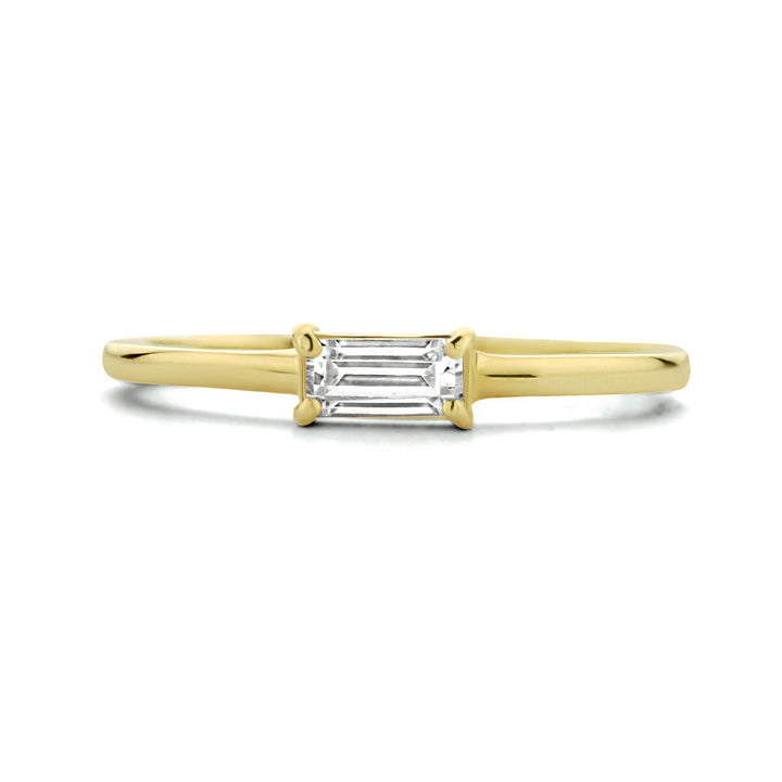 De Van der Kooij Collectie ring zirkonia 14K geelgoud heeft een dunne geelgouden band en een horizontaal gezette, smaragd geslepen baguette zirkonia in het midden.