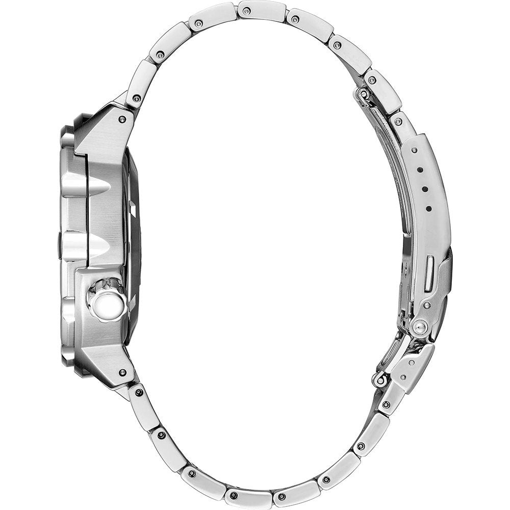 Zijaanzicht van het Seiko Prospex heren horloge SRPH75K1, met een zilveren metalen band en sluiting, opvallende getextureerde lunette en grote kastkroon - ideaal voor elke horlogeliefhebber.