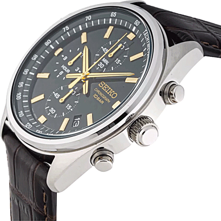 De Seiko herenhorloge SSB385P1 heeft een zwarte wijzerplaat met goudkleurige indexen, roestvrijstalen kast, drie sub-wijzerplaten, datumweergave en een bruine leren band. Dit chronograafhorloge heeft twee drukknoppen en een geribbelde kroon.