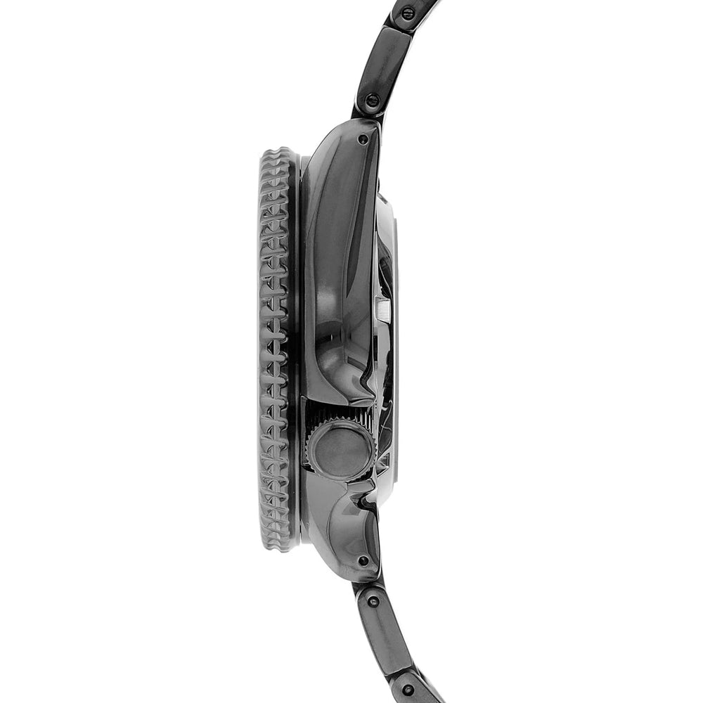Een zijaanzicht van het gestroomlijnde Seiko 5 Sports herenhorloge SRPD65K1 toont de donkere metalen afwerking, geribbelde bezel, prominente kroon en geïntegreerde schakels van de armband. Het slanke, moderne ontwerp omvat waterbestendigheid tot 10ATM voor verbeterde duurzaamheid.