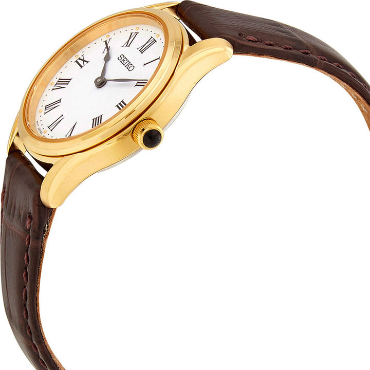 Het Seiko dameshorloge SWR072P1 is een elegant gouden polshorloge met een witte wijzerplaat, Romeinse cijfers en een zwarte kroon. Het beschikt over een quartz uurwerk voor nauwkeurige tijdwaarneming en een bruine leren band die tijdloze verfijning toevoegt.