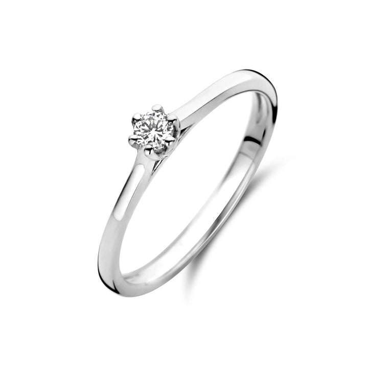 Deze elegante aanzoeksring diamant 0,10ct H SI in 14K witgoud van Van der Kooij Collectie heeft een enkele ronde diamant in een zestandige zetting, prachtig weergegeven op een witte achtergrond.