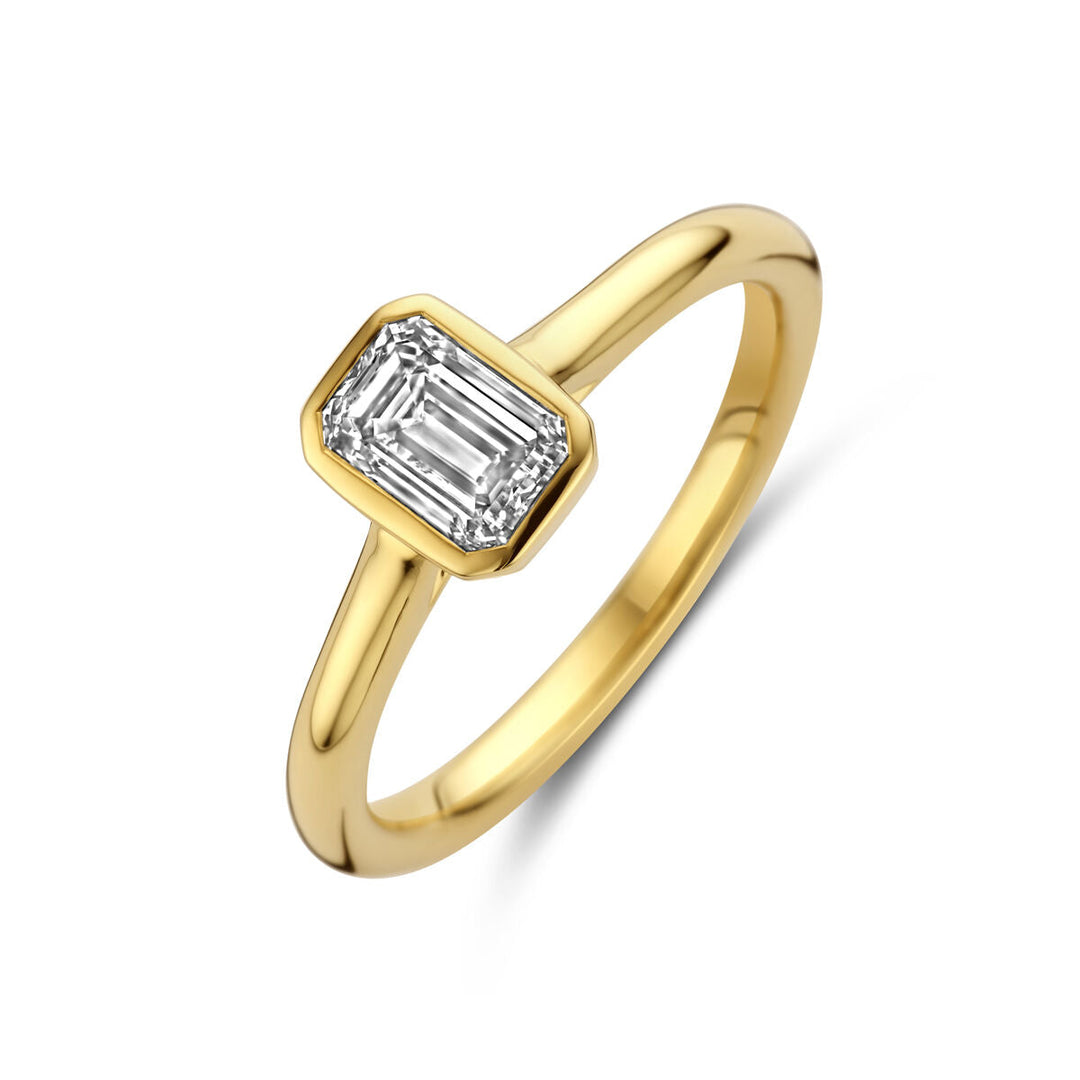 De Van der Kooij Collectie ring lab grown diamant 1.0ct H SI in 14K geelgoud heeft een smaragd geslepen, lab grown diamant in een bezel zetting, afgebeeld op een witte achtergrond.