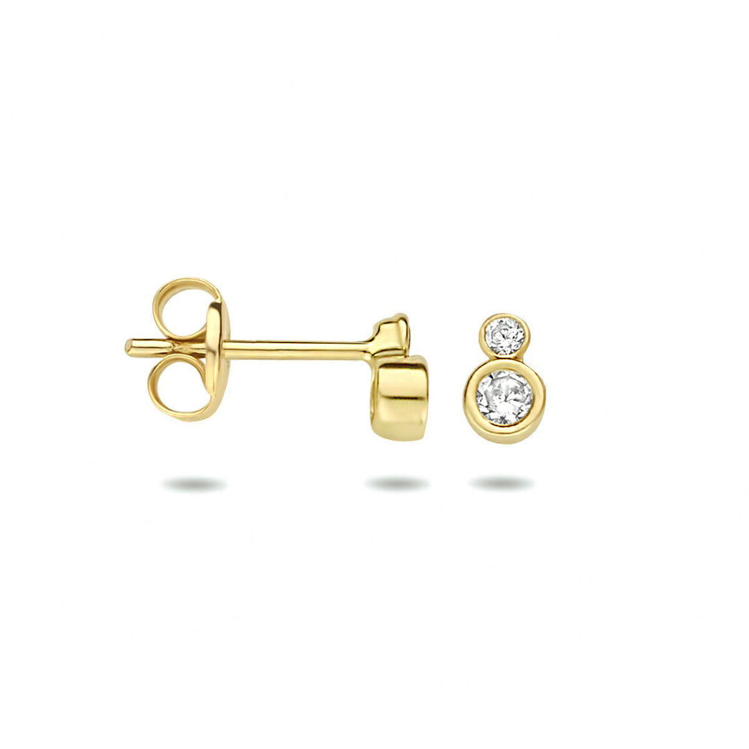Van der Kooij Collectie oorknoppen zirkonia 14K geelgoud: twee rond geslepen zirkonia's per oorbel, verticaal geplaatst met de kleinere steen boven de grotere, schitterend gepresenteerd tegen een witte achtergrond.
