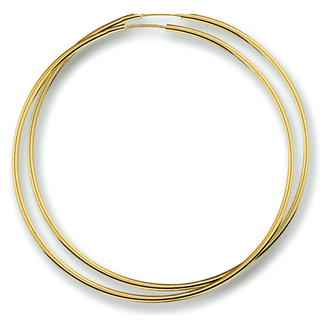 Drie dunne hoepelcolliers, die lijken op Van der Kooij Collectie oorringen 1,8 mm ronde buis in 14K geelgoud, overlappen elkaar in een cirkelvormige opstelling op een witte achtergrond.