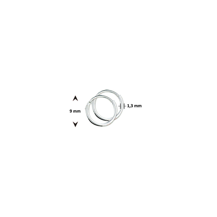 Een paar Van der Kooij Collectie oorringen 1,3 mm ronde buis zilver wit met scharniersluiting, met een diameter van 9 mm en een dikte van 1,3 mm.