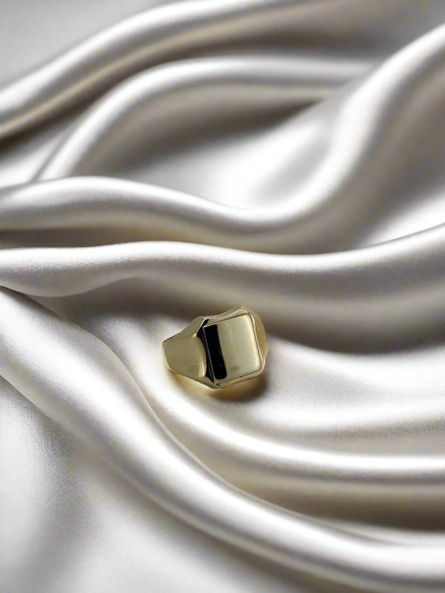 Vintage Ring aus 14k Gold mit rechteckigem, poliertem Design auf satinierter Oberfläche
