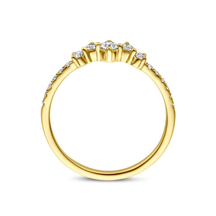 De 14K geelgouden damesring van de Van der Kooij Collectie met 1.00ct H SI lab grown diamanten in een rij over de bovenzijde en deels langs de band, fraai te zien van opzij tegen een witte achtergrond.