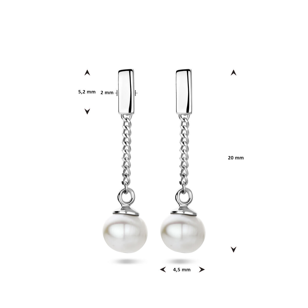 Een paar Van der Kooij Collectie oorhangers parel zilver gerhodineerd, met schakels en ronde zoetwaterparel; totale lengte 20 mm, stud 5,2 x 2 mm, diameter parel 4,5 mm.