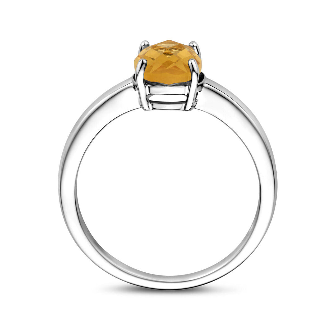 De Van der Kooij Collectie ring citrien zilver gerhodineerd heeft een enkele ronde gele edelsteen in een prong zetting, vanaf de zijkant getoond om de elegante band en de stralende steen te laten zien.