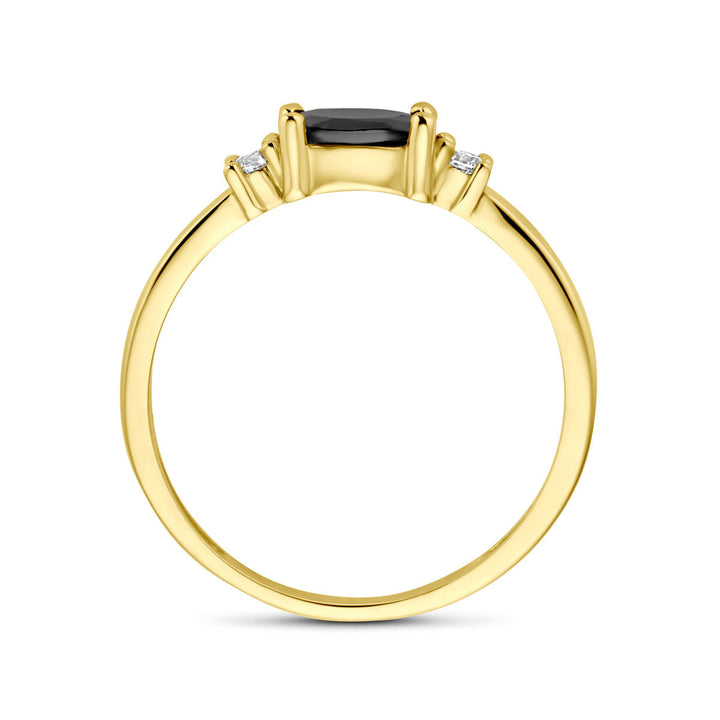 Een 14K geelgouden ring uit de Van der Kooij Collectie met een rechthoekige zwart-witte zirkoon in het midden, omringd door kleine heldere stenen, getoond in zijaanzicht tegen een witte achtergrond.