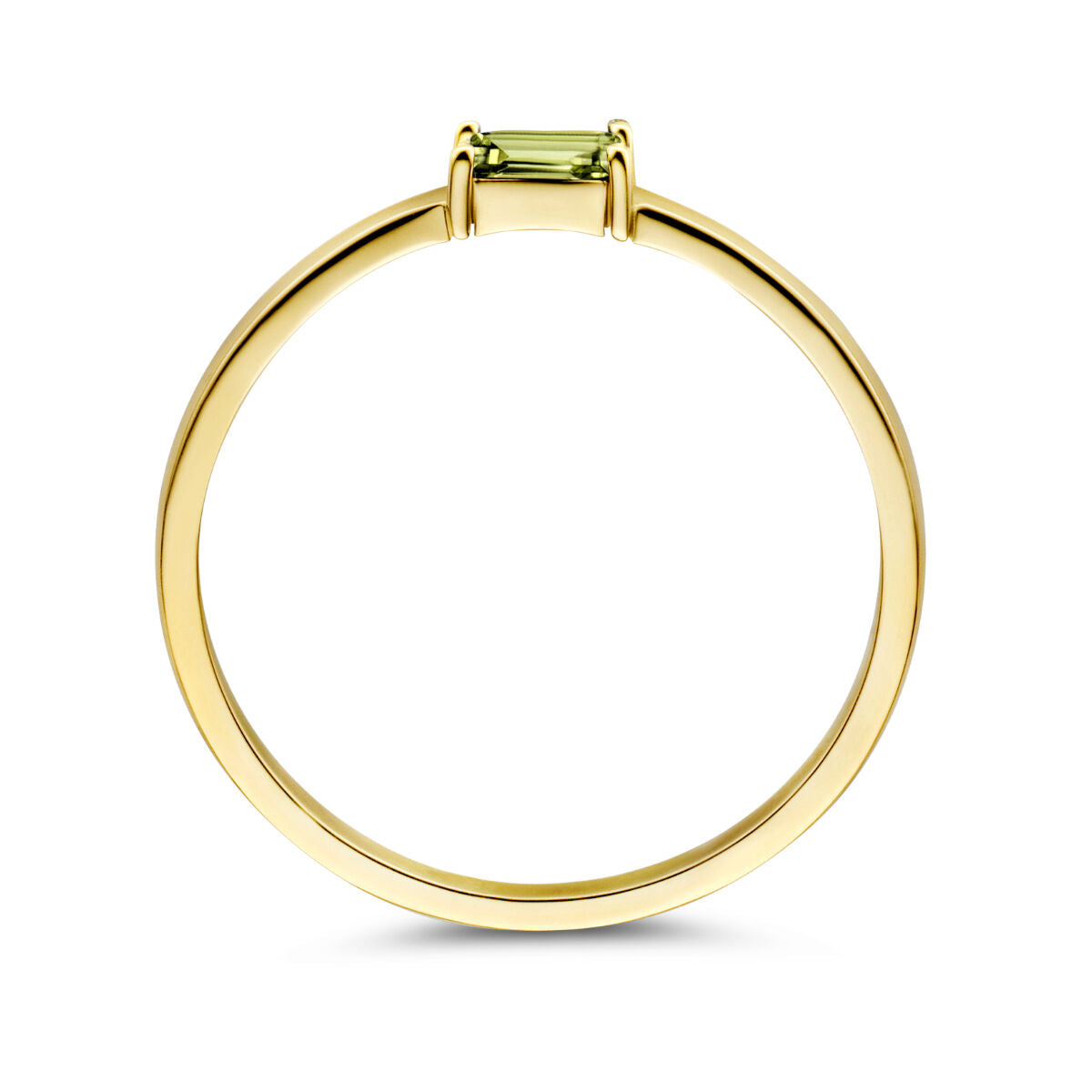 De Van der Kooij Collectie ring met geboortesteen peridot augustus 14K geelgoud heeft een rechthoekige lichtgroene peridot in een minimalistische tandzetting - perfect als geboortemomenten cadeau. Zijaanzicht op witte achtergrond.