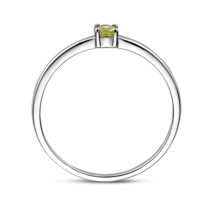 De ring met geboortesteen peridot augustus van Van der Kooij Collectie is een dunne, gerhodineerde zilveren 925-ring met een kleine peridot in een minimalistische vierpootzetting, getoond van opzij tegen een witte achtergrond.