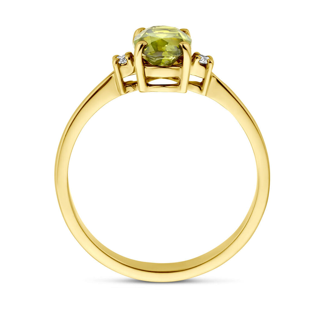 De Van der Kooij Collectie ring trilogie toermalijn en diamant 0.04ct h si, vervaardigd uit 14K geelgoud, heeft een ovale, geelgroene toermalijn met twee diamanten en wordt stijlvol gepresenteerd tegen een witte achtergrond.