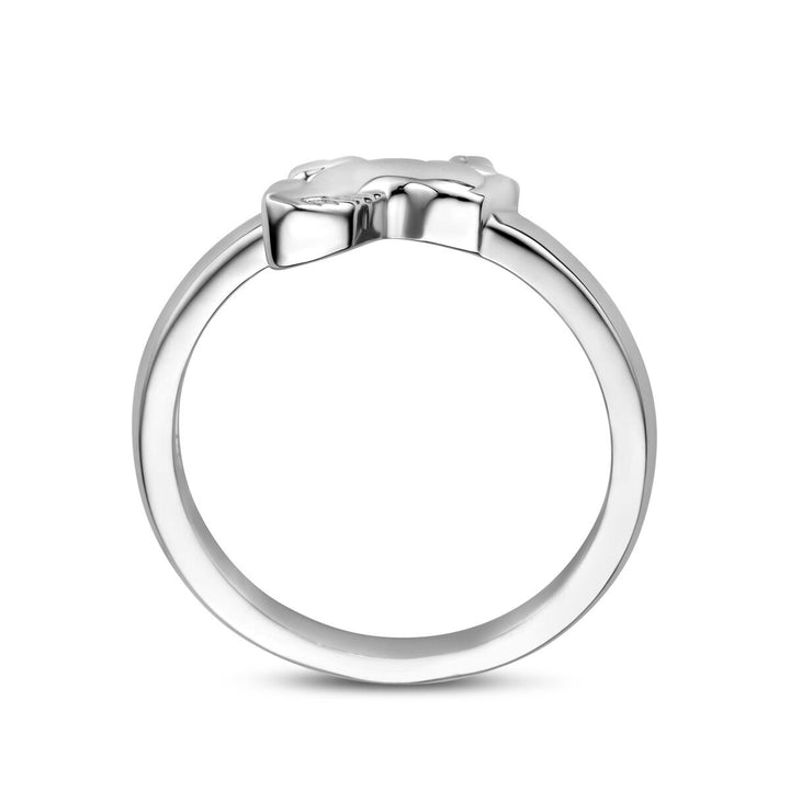 De Van der Kooij Collectie ring paard zilver gerhodineerd heeft een eenvoudige zilveren band met daarop een klein, plat paardenmotief. Deze elegante kinderring wordt getoond tegen een effen witte achtergrond.