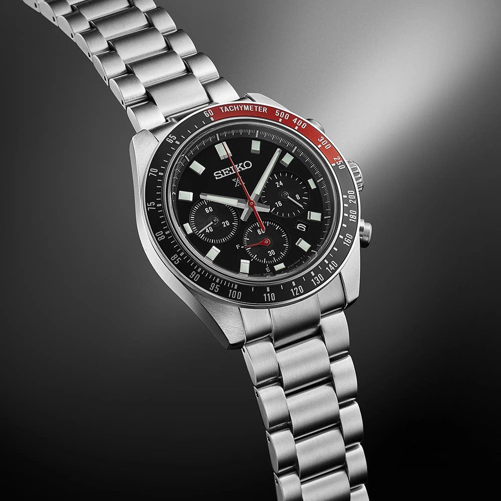 Het Seiko Prospex heren horloge SSC915P1 combineert op stijlvolle wijze zonnetechnologie en elegantie, met een zilveren roestvrijstalen constructie met een zwarte chronograaf wijzerplaat. Het horloge heeft een zwarte lunette met rode tachymetermarkeringen, die de tijd op 10:08 weergeven tegen de donkergrijze gradiënt.