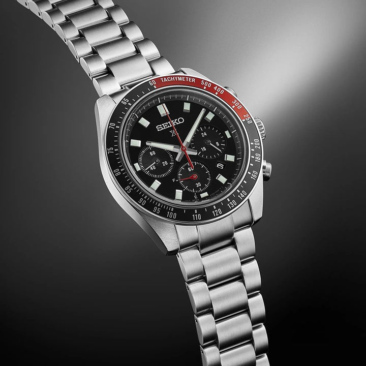 Het Seiko Prospex heren horloge SSC915P1 combineert op stijlvolle wijze zonnetechnologie en elegantie, met een zilveren roestvrijstalen constructie met een zwarte chronograaf wijzerplaat. Het horloge heeft een zwarte lunette met rode tachymetermarkeringen, die de tijd op 10:08 weergeven tegen de donkergrijze gradiënt.