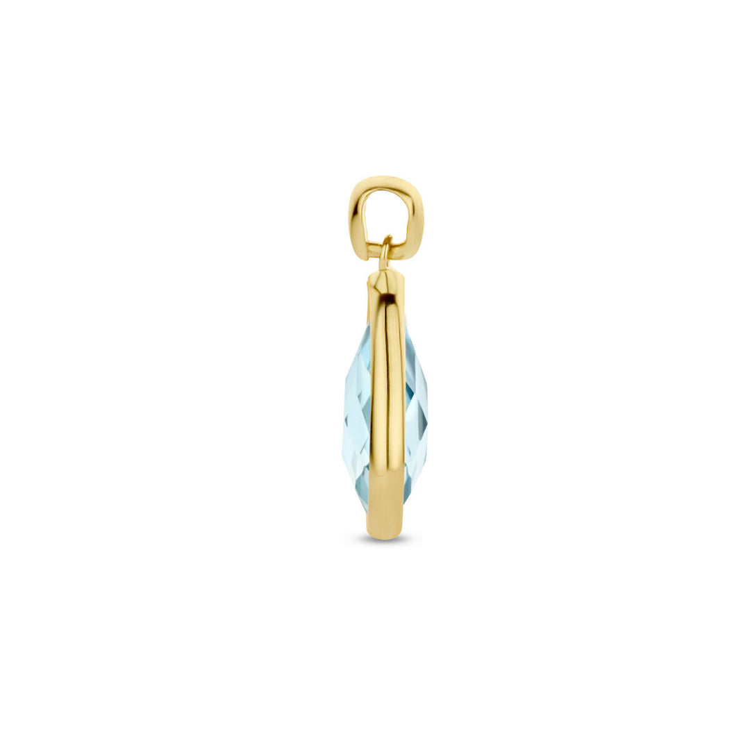 De hanger blauw topaas 14K geelgoud uit de Van der Kooij Collectie heeft een gefacetteerde blauwe topaas in een slanke gouden zetting met afgerond oog, getoond van opzij tegen een witte achtergrond.