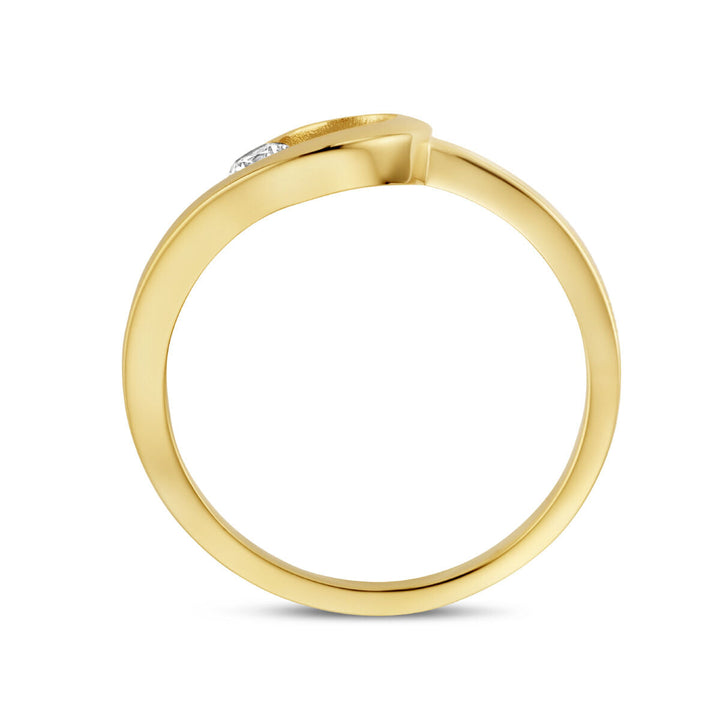 Een zijaanzicht van de Van der Kooij Collectie ring zirkonia 14K geelgoud. De ring heeft een moderne, minimalistische band in gepolijst geelgoud met een enkele zirkonia in het midden bovenaan en een licht gebogen ontwerp.