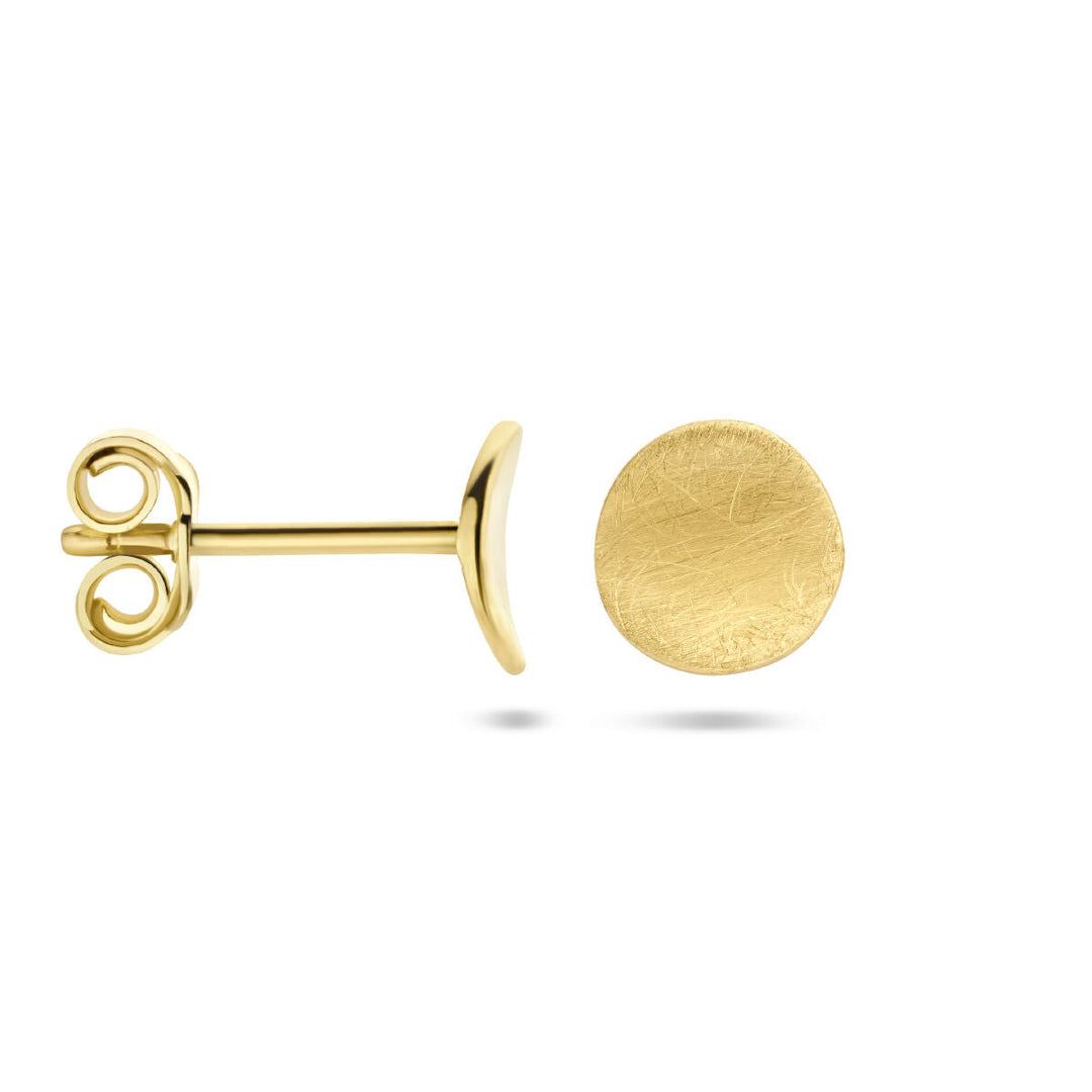 De oorknoppen scratch 14K geelgoud uit de Van der Kooij Collectie zijn kleine, ronde oorbellen met een textuur en vlindersluiting, gepresenteerd op een witte achtergrond-tijdloze elegante sieraden.