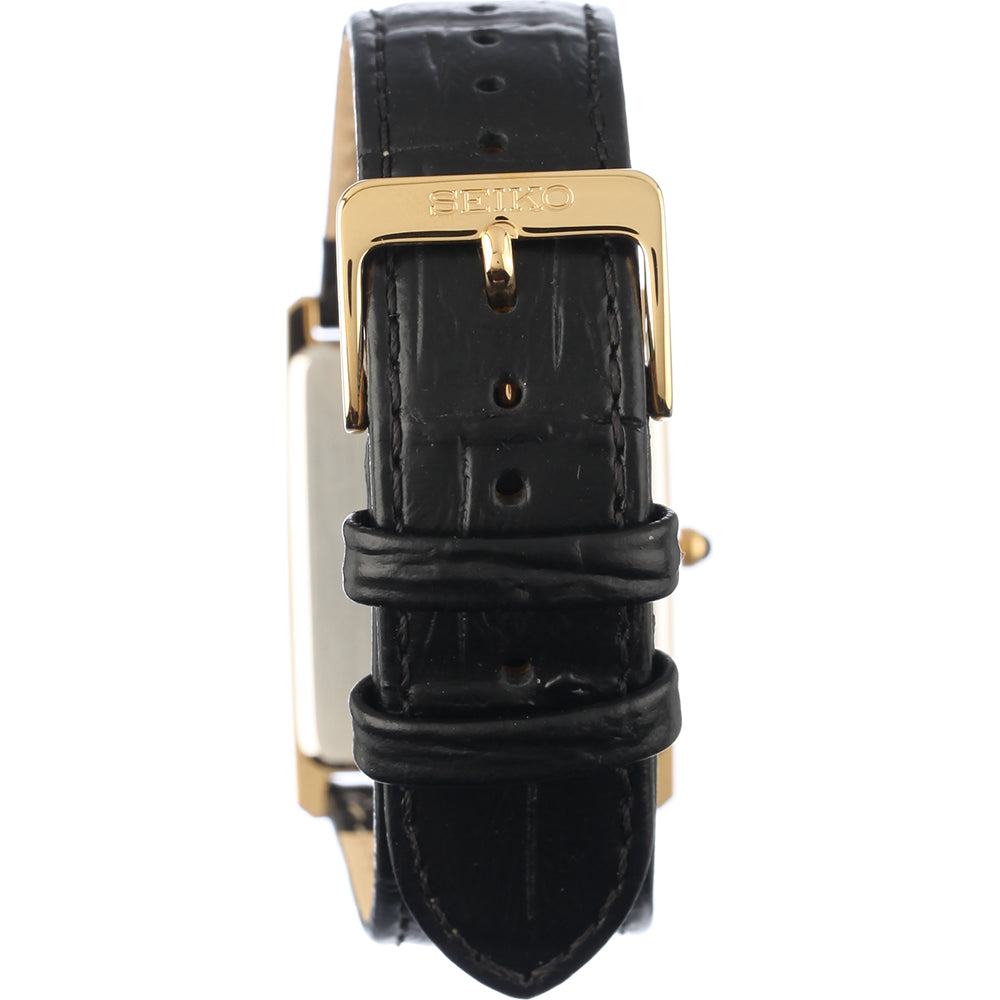 Een close-up van de Seiko Dames Horloge SWR054P1 toont de zwarte leren band met gouden Seiko gesp, gestikte details en meerdere verstelgaatjes. De roestvrijstalen kast is gedeeltelijk zichtbaar achter de band.