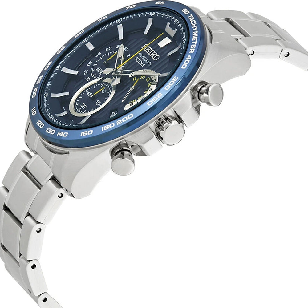 Een close-up van het zijaanzicht van het Seiko herenhorloge SSB301P1 van Seiko toont het quartz-uurwerk, de zilverkleurige kast, de donkerblauwe wijzerplaat met drie subwijzerplaten, tachometermarkeringen en een metalen schakelband.
