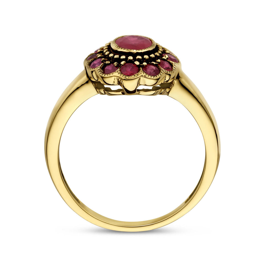 De Van der Kooij Collectie ring robijn 14K geelgoud is een geelgouden ring met een ronde centrale robijn, omlijst door kleinere robijnen en verfijnd gedetailleerde zetting.