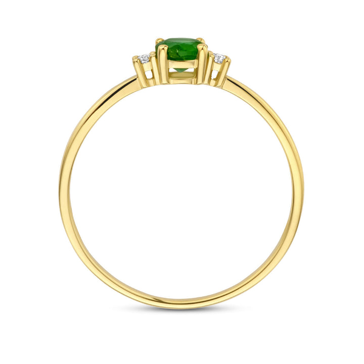 Een 14K geelgouden Van der Kooij Collectie trilogiering met een smaragd en twee diamanten (0.03ct, 2x 0.015ct), zijaanzicht tegen een witte achtergrond.