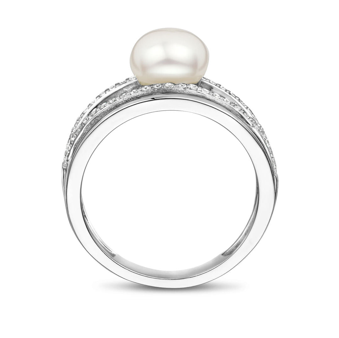 De Van der Kooij Collectie ring parel zilver gerhodineerd heeft een ronde witte zoetwaterparel als middelpunt, omlijst door fonkelende zirkonia's langs de band.
