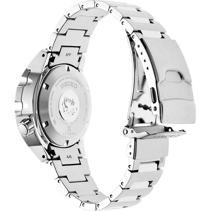 Het Seiko Prospex SRPH75K1 herenhorloge heeft een zilveren metalen schakelband met een gedetailleerde sluiting, een gegraveerde achterkant met logo en tekst en is elegant vormgegeven om de wijzerplaatrand en sluitingdetails te benadrukken.