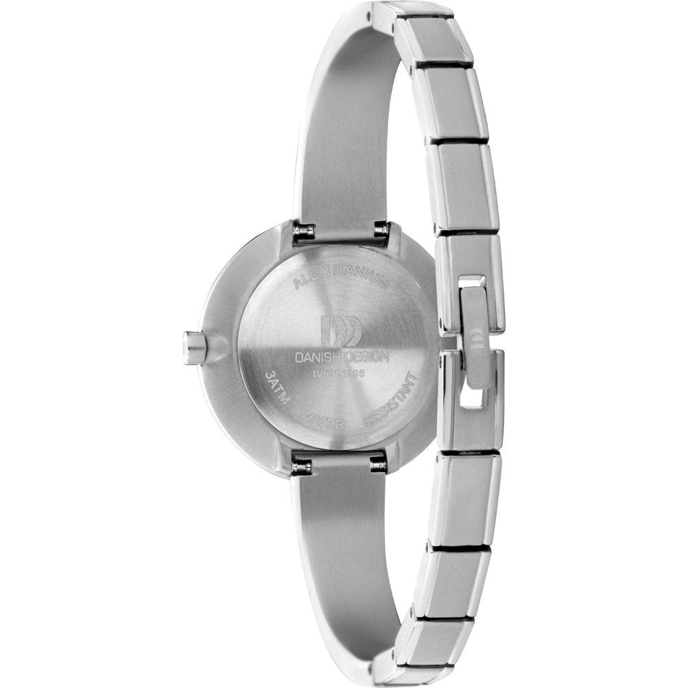 De afbeelding toont het achteraanzicht van een Danish Design dames horloge zilveren wijzerplaat (IV62Q1296) met een metalen schakelband en gegraveerde achterkant met het Danish Design logo en productgegevens.